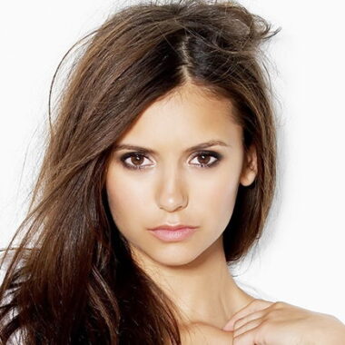 Нина Добрев