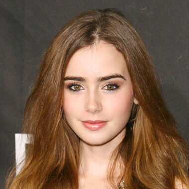 Лили Коллинз